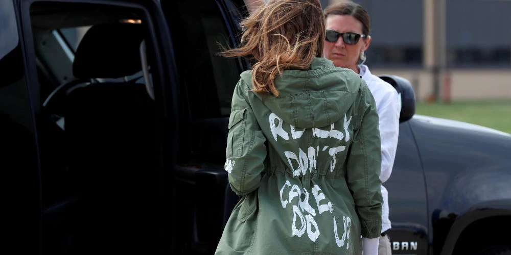 Σάλος με την Μελάνια Τραμπ και το «κρυφό» μήνυμα στο μπουφάν της (εικόνες)